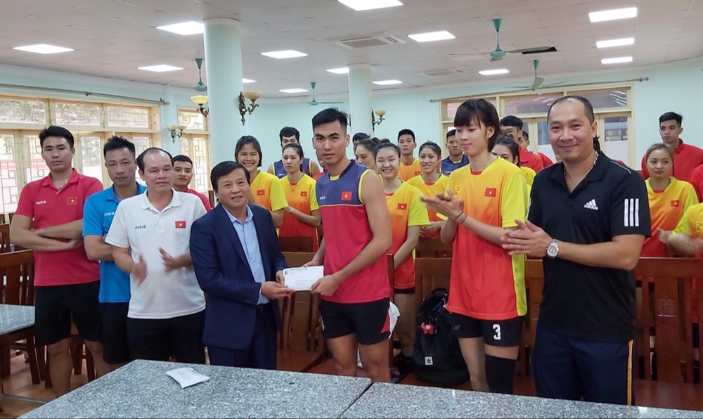 Các đội tuyển bóng chuyền Việt Nam được tiếp lửa trước ngày tranh tài tại SEA Games 30